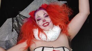 SEXY SPOOKY CLOWN GIRL PENNYWISE FUCKS HERSELF AND SQUIRTS - porn video