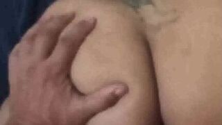 Colocou a rabuda de quatro e meteu na buceta dela e a safada geme de prazer - porn video